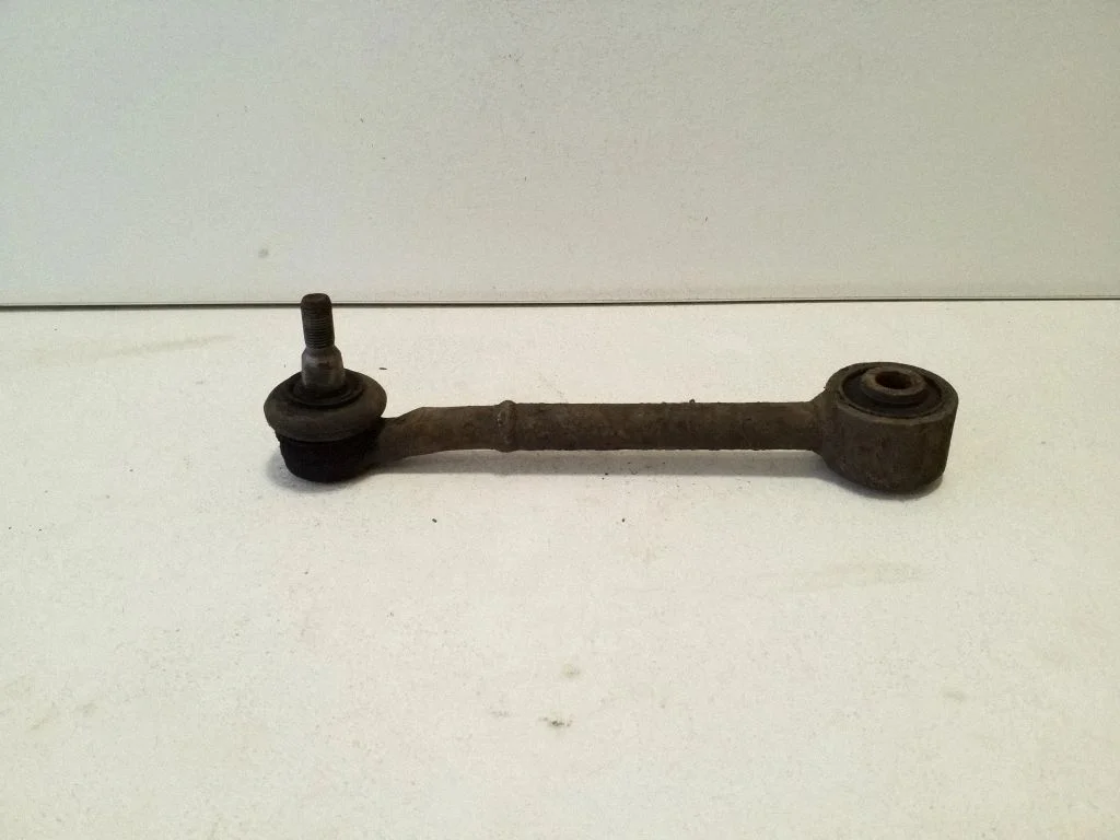 Rear control arm – left