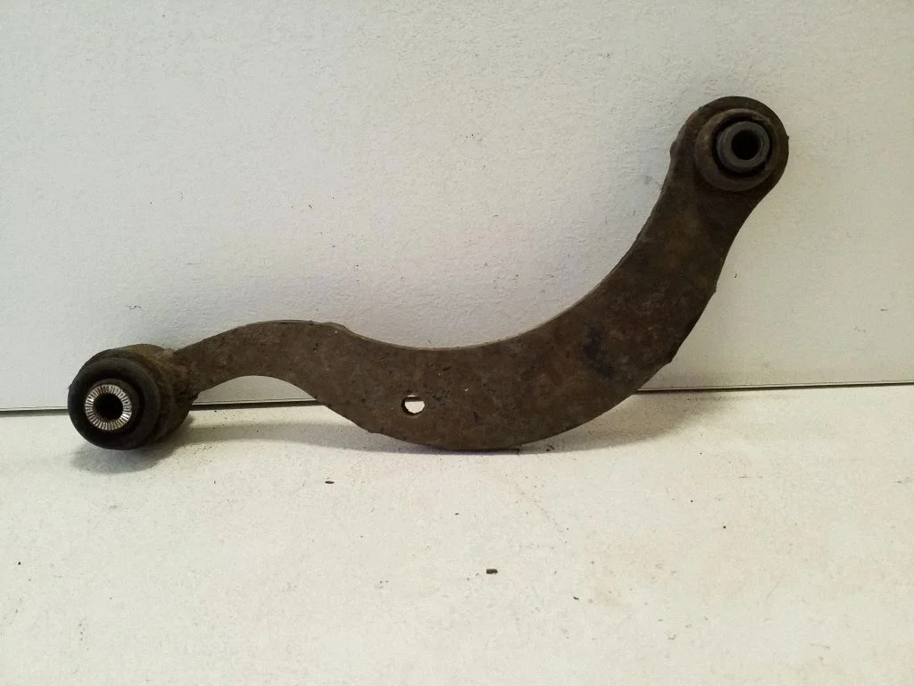 Rear control arm – left