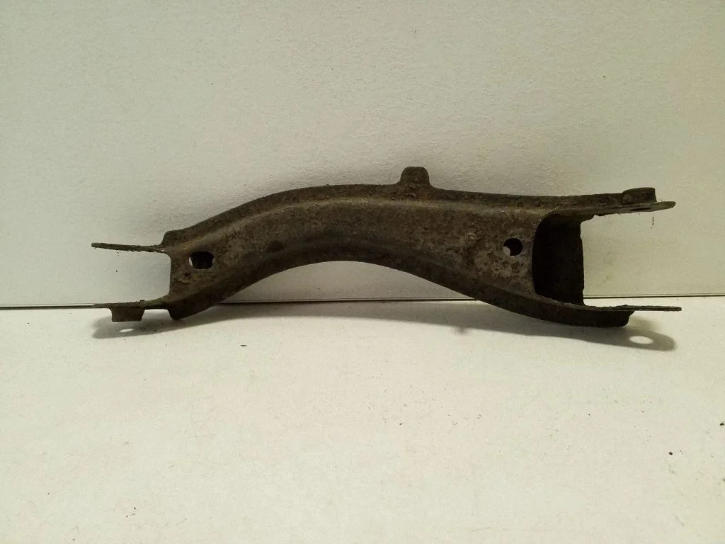 Rear control arm – left