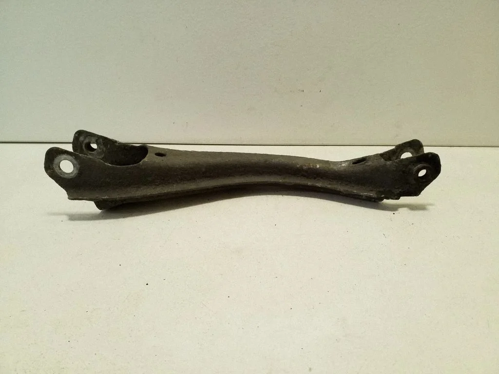 Rear control arm – right