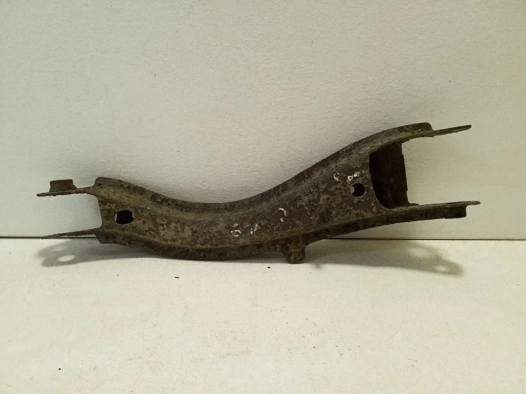 Rear control arm – right