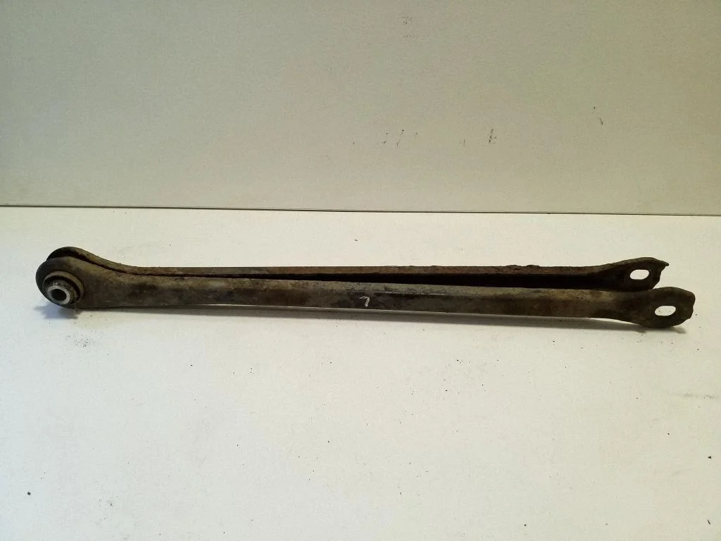 Rear control arm – left