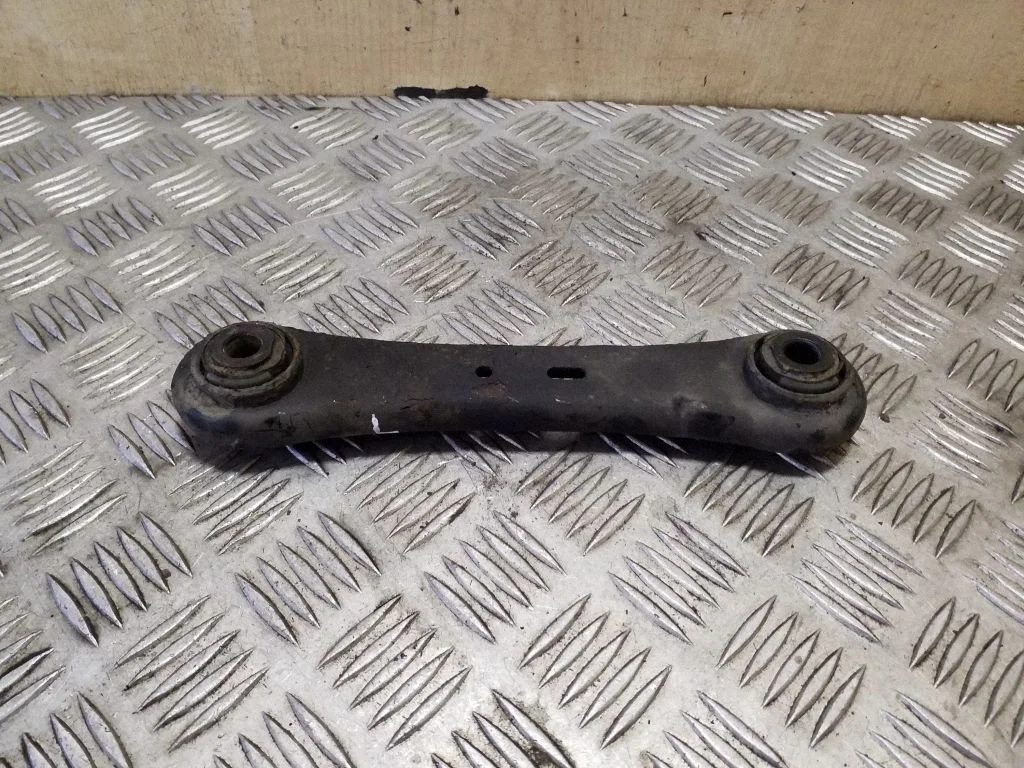 Rear control arm – left