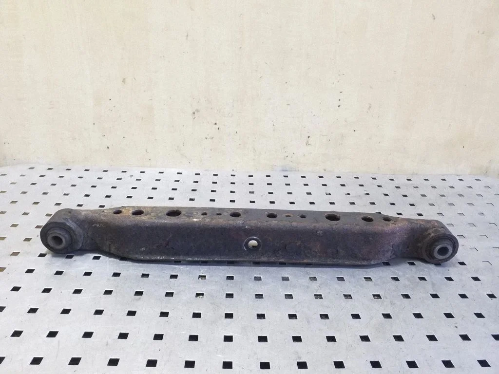 Rear control arm – left