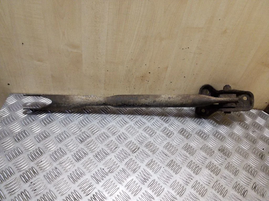 Rear control arm – right