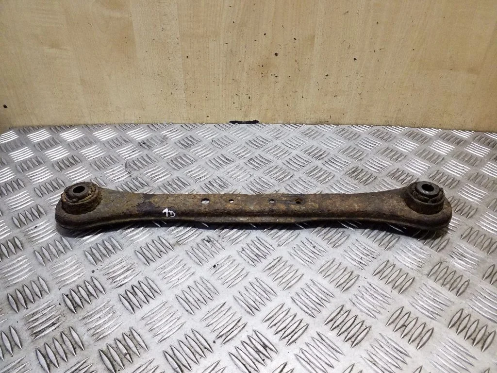 Rear control arm – left