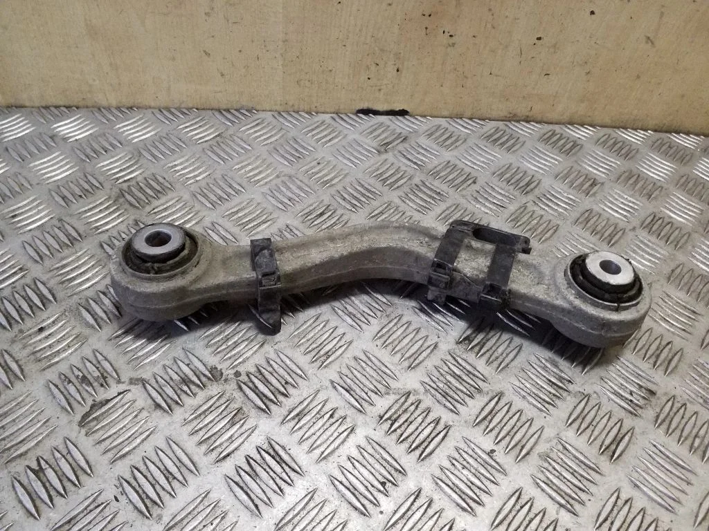 Rear control arm – right