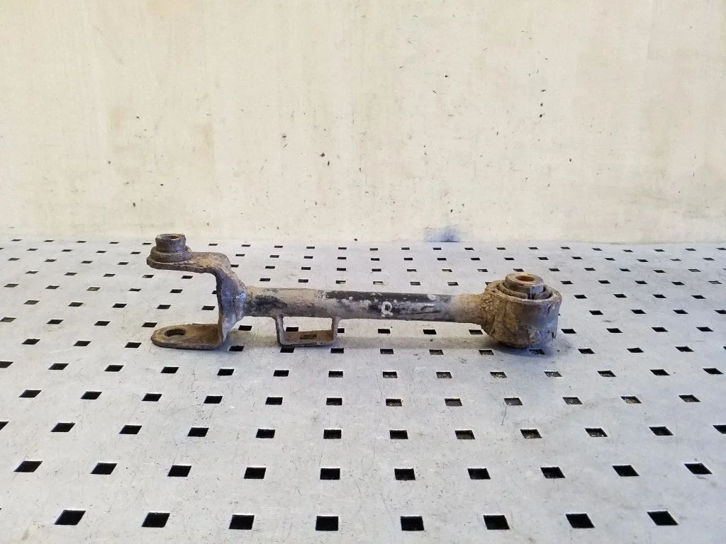 Rear control arm – right