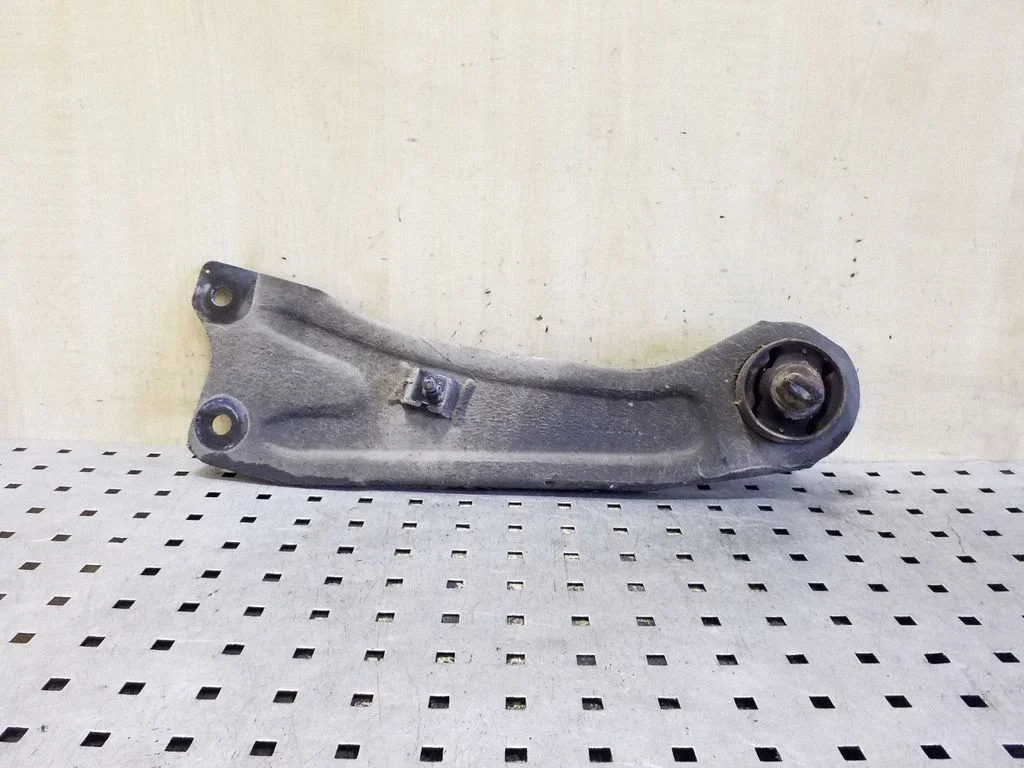 Rear control arm – left