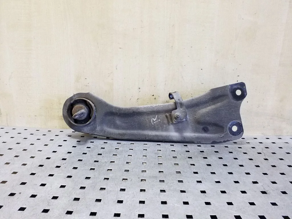 Rear control arm – right