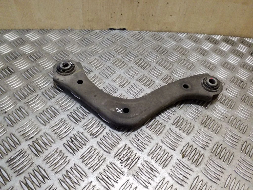 Rear control arm – right