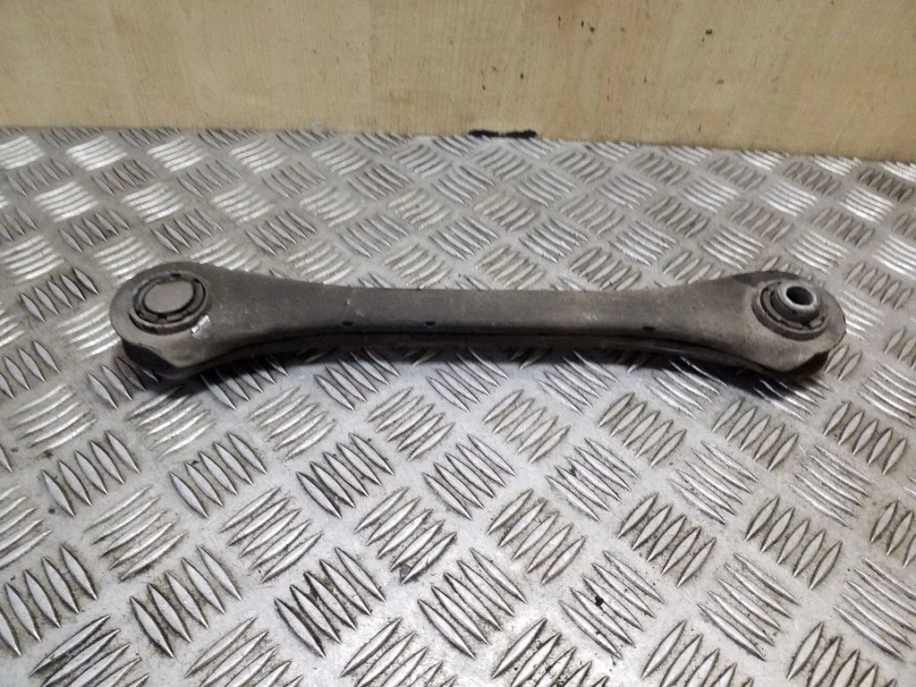 Rear control arm – left