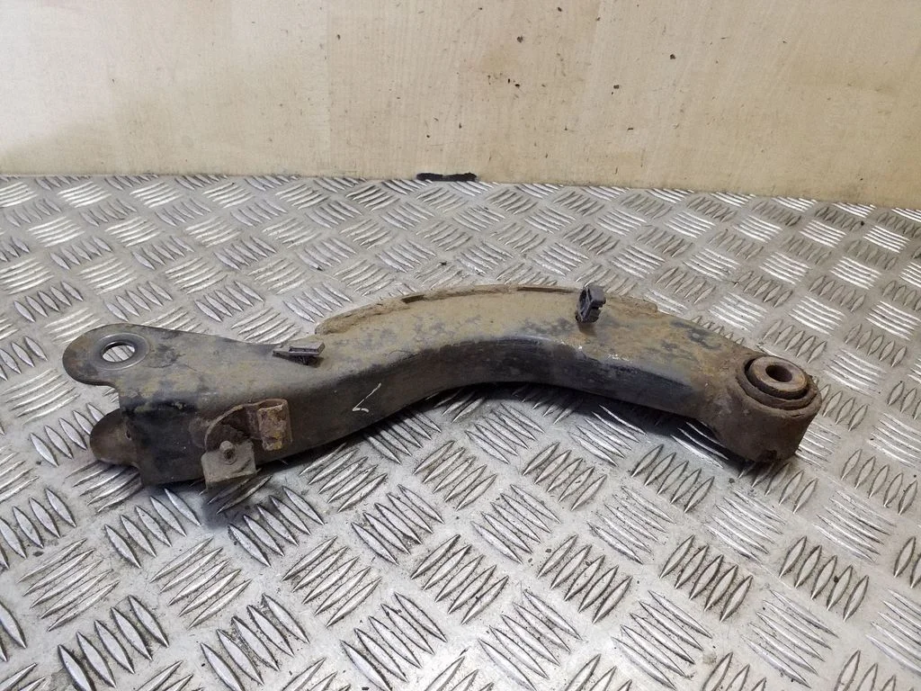 Rear control arm – left