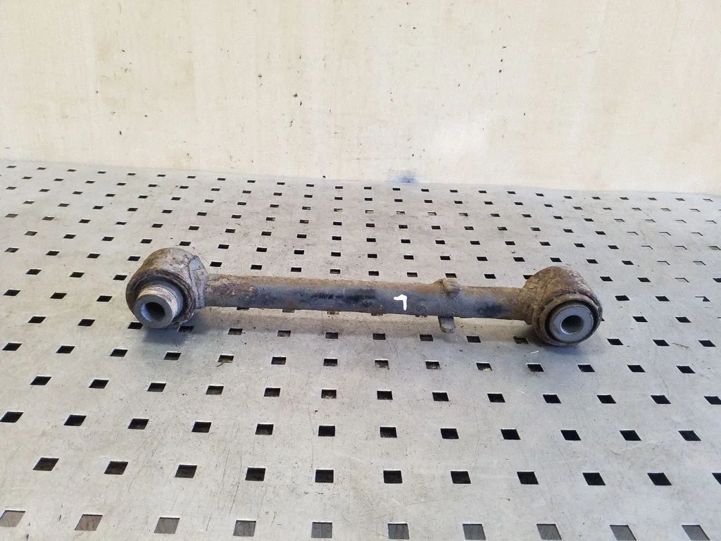 Rear control arm – left