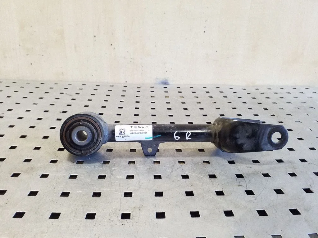 Wahacz tylny 118842300A – Tesla Model Y (2020-)