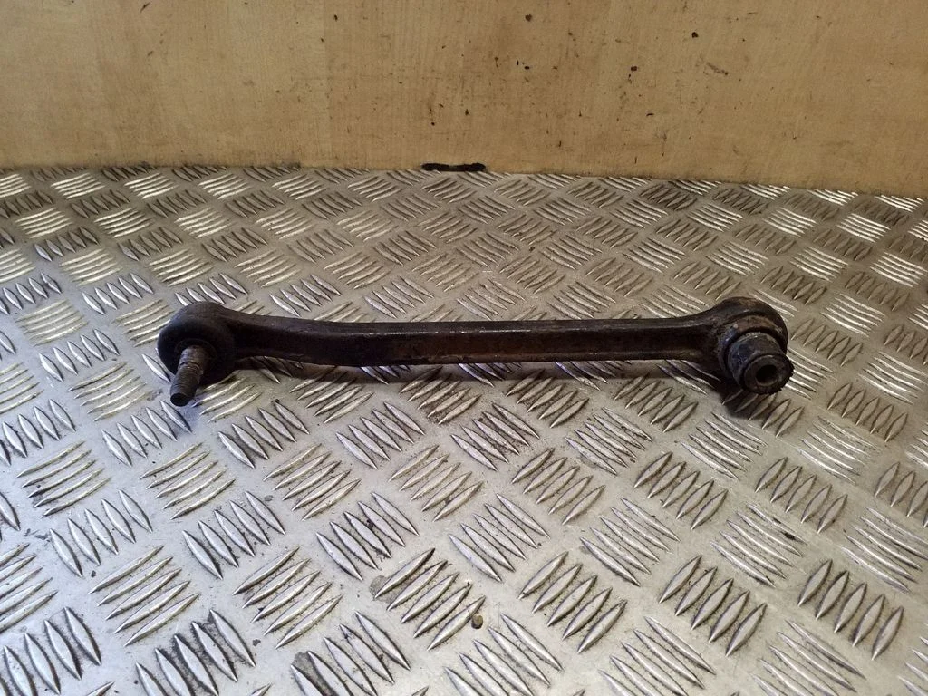 Rear control arm – left