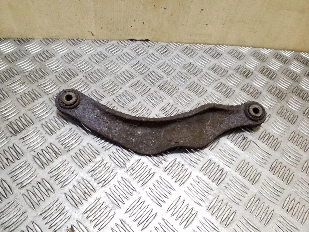 Rear control arm – right