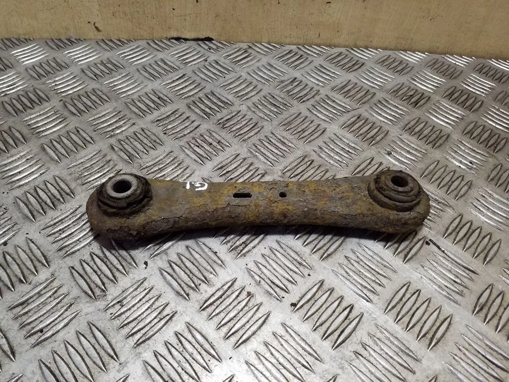 Rear control arm – rear left