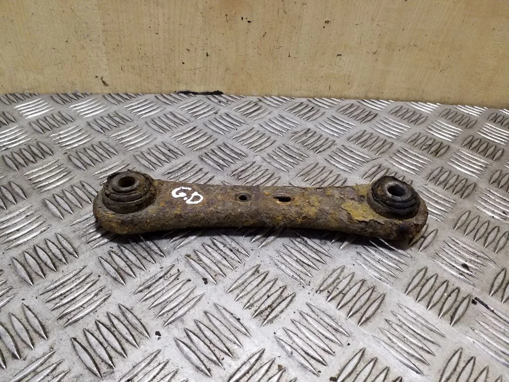 Rear control arm – right