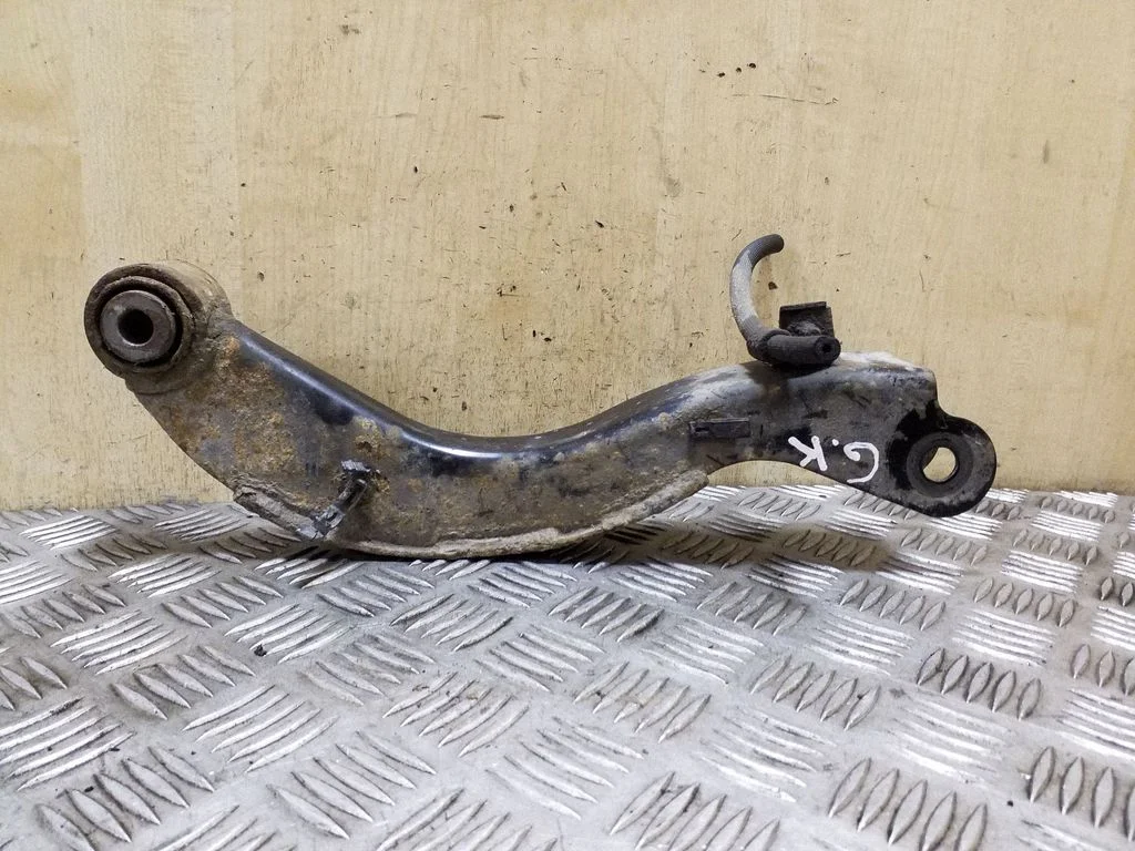 Rear control arm – left