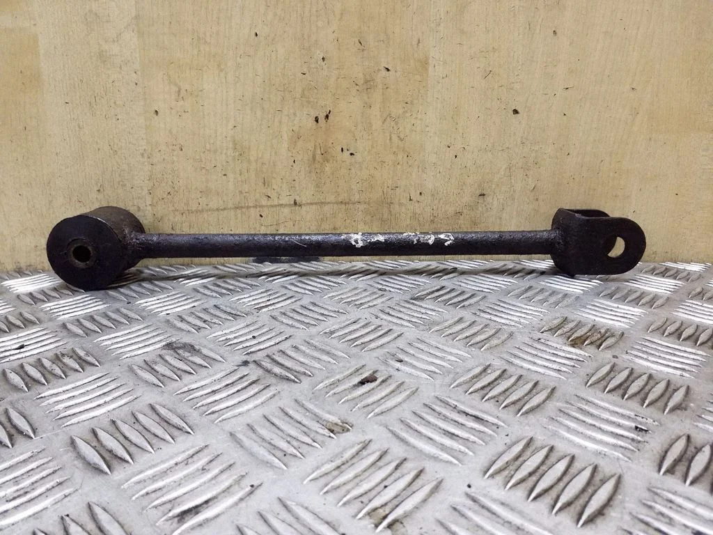 Rear control arm – right