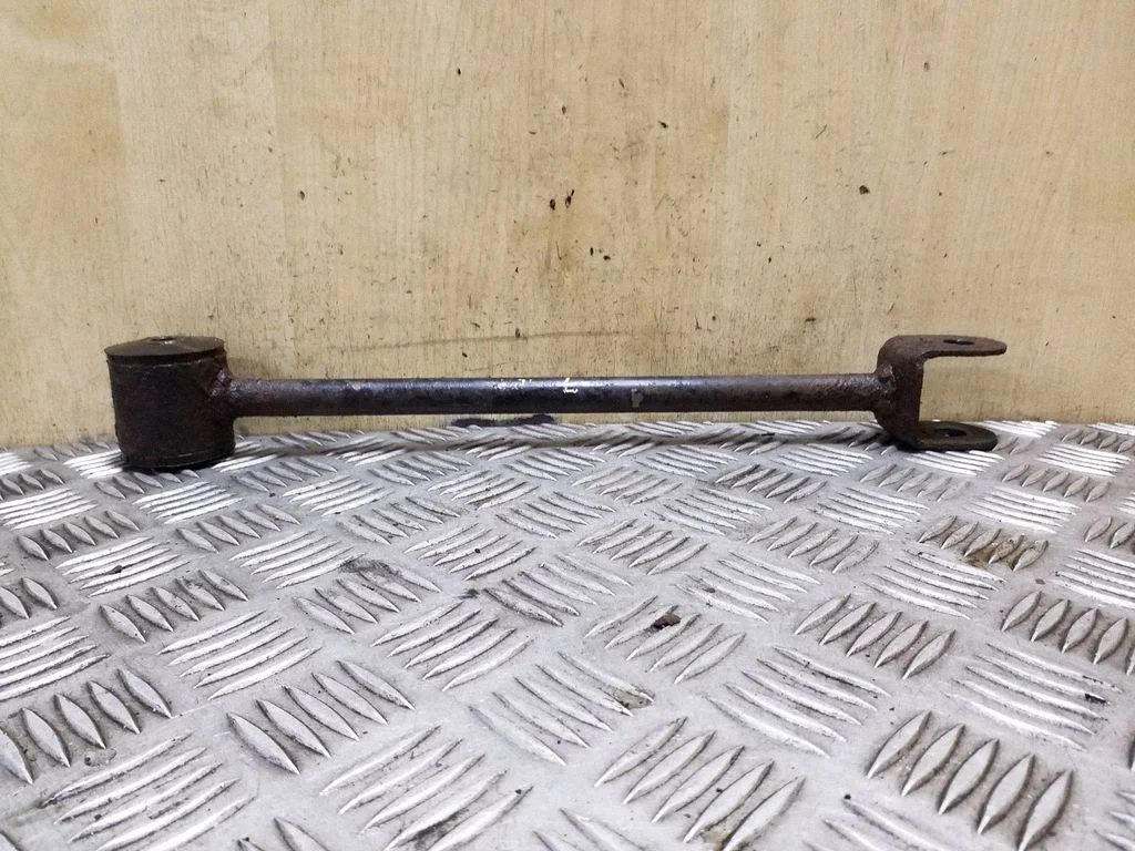 Rear control arm – left