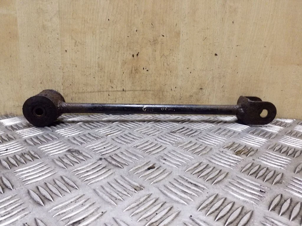Rear control arm – left