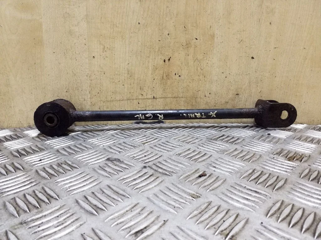 Rear control arm – right