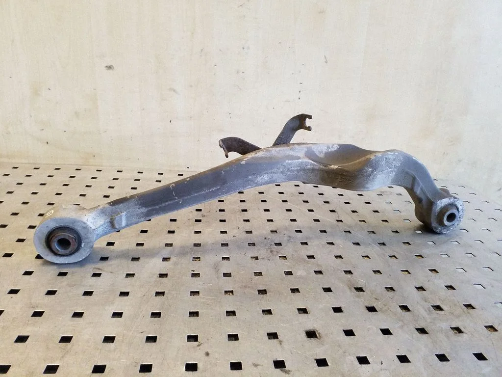 Rear control arm – left