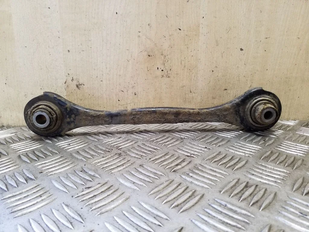 Rear control arm – right