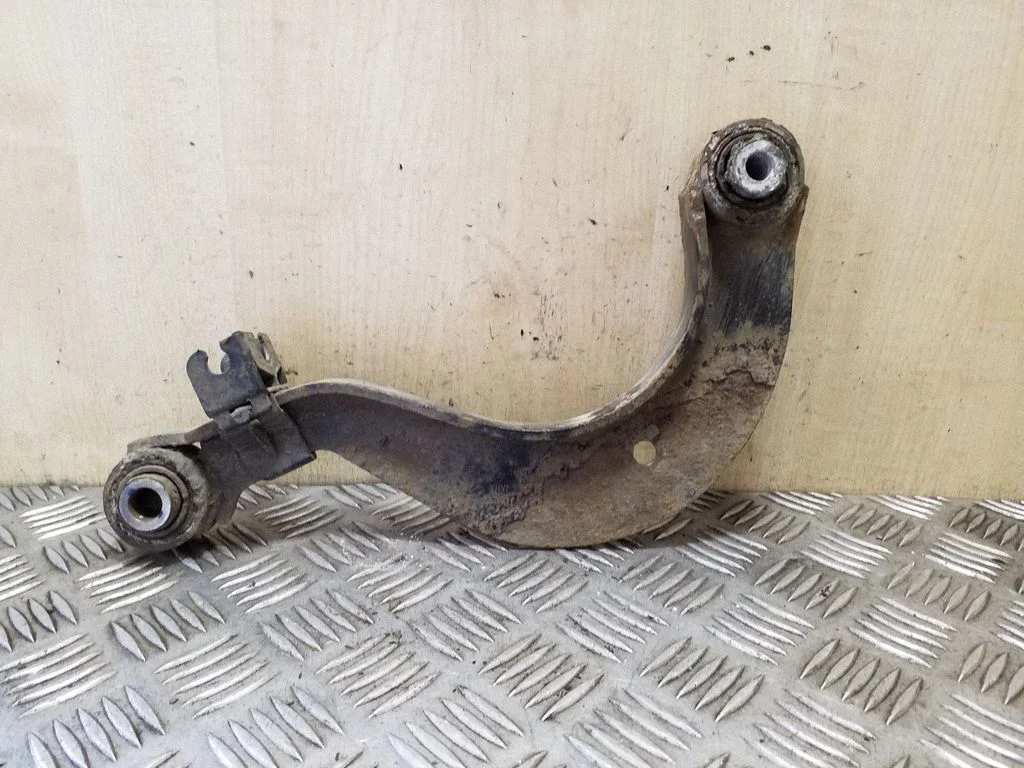 Rear control arm – right
