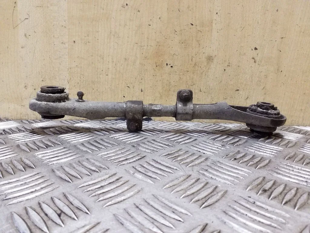 Rear control arm – left