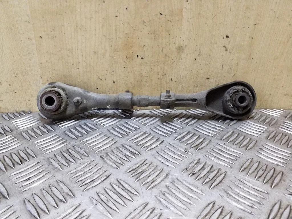 Rear control arm – right
