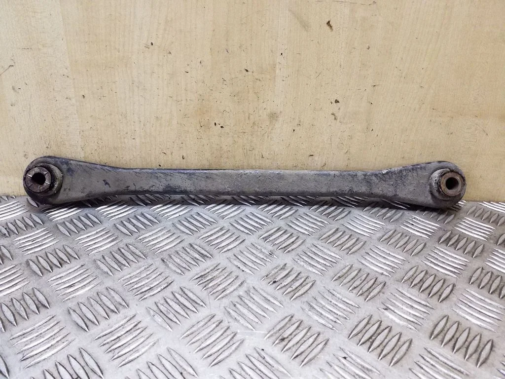 Rear control arm – right