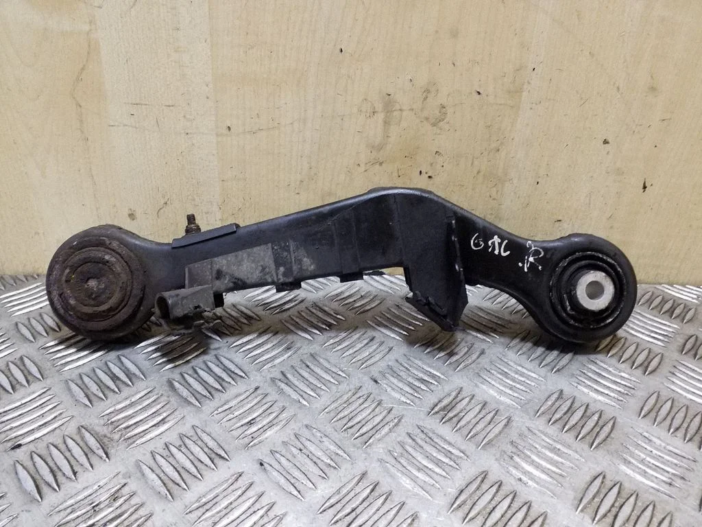 Rear control arm – right