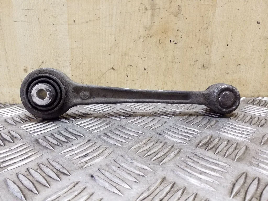Rear control arm – right