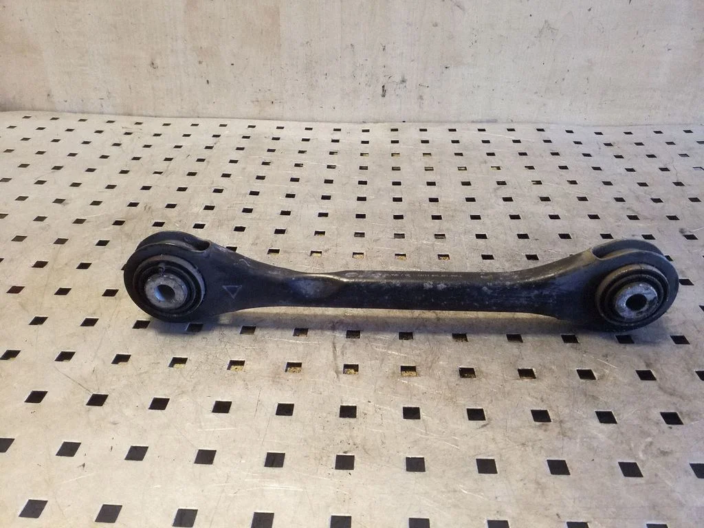 Rear control arm – left