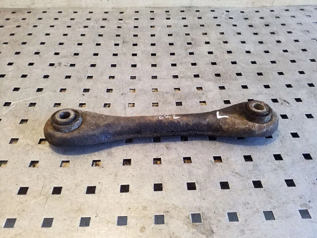 Rear control arm – left