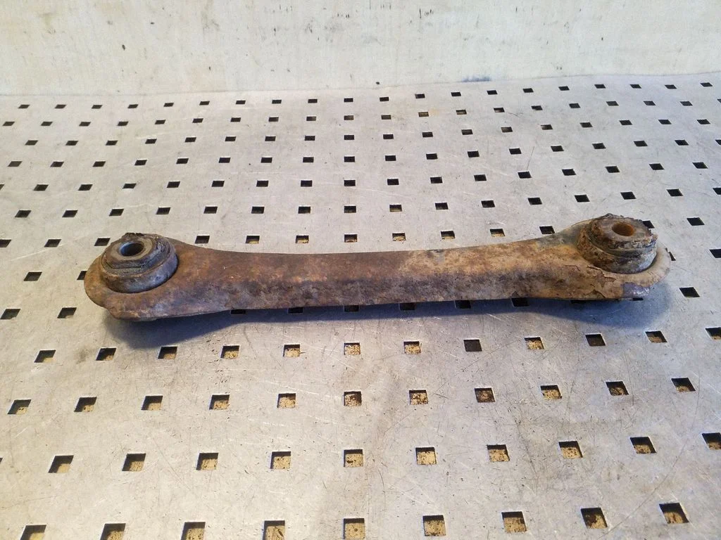 Rear control arm – left