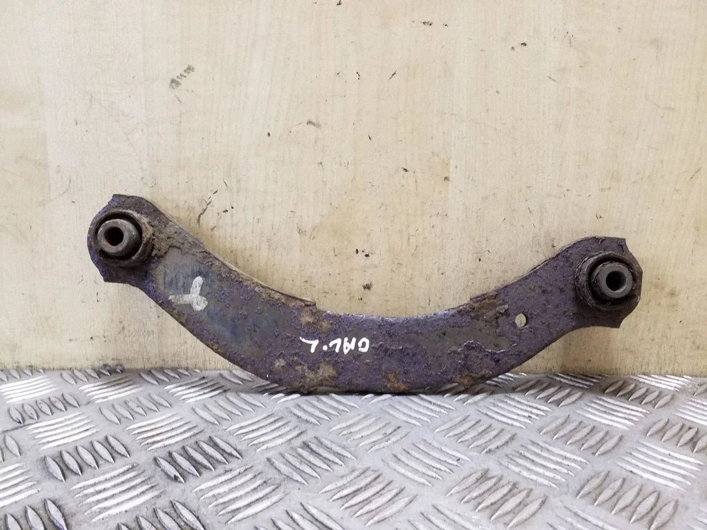Rear control arm – left