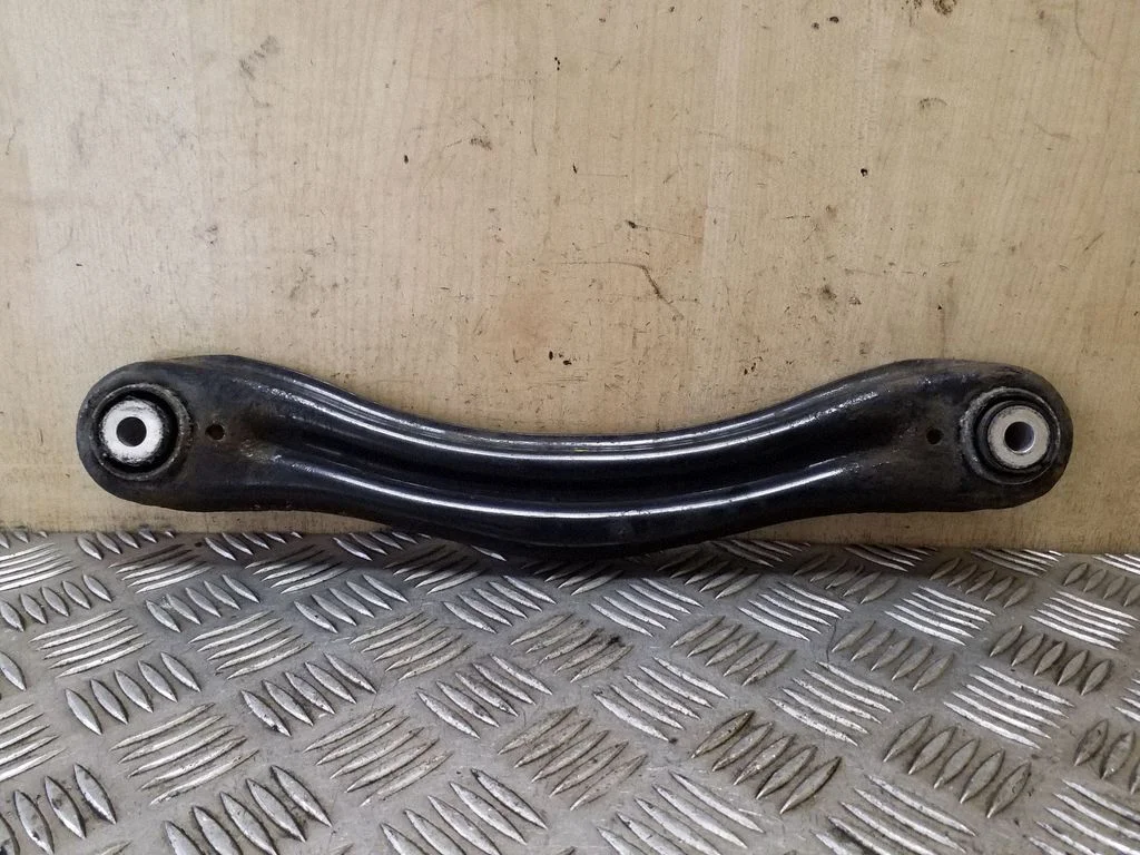 Rear control arm – left