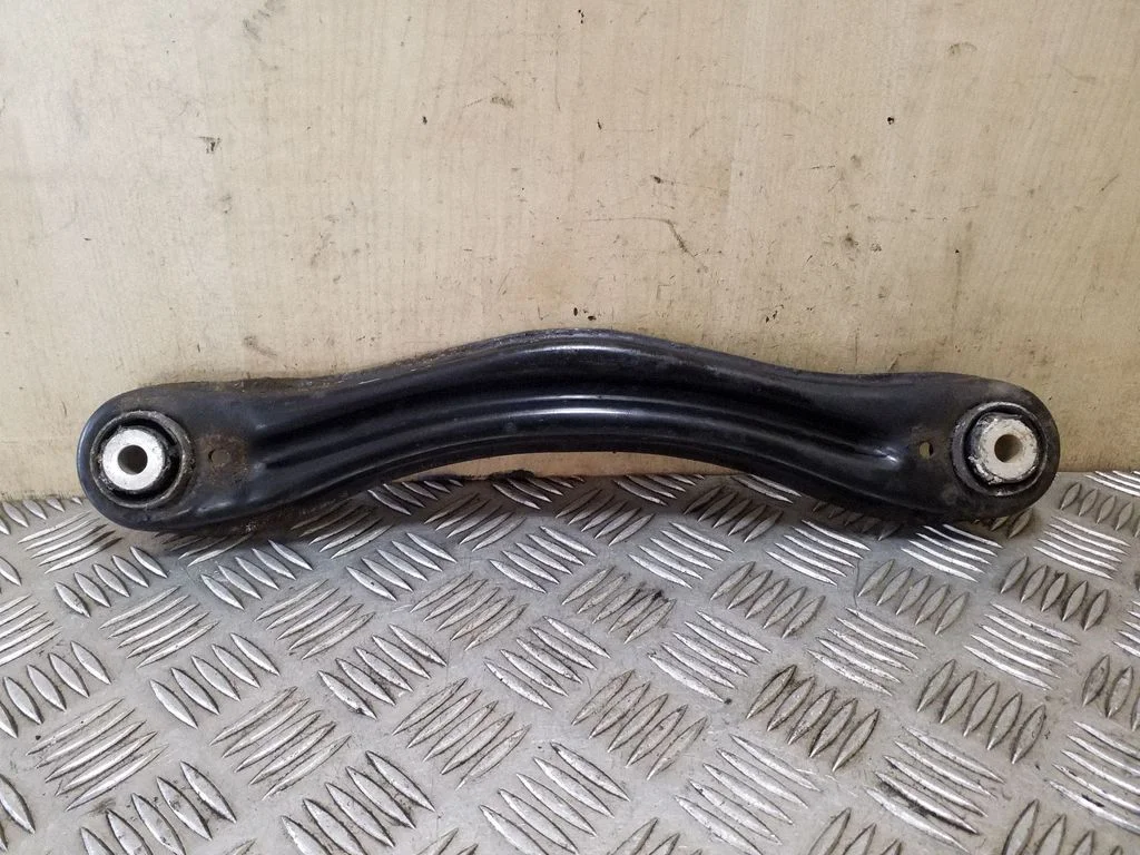 Rear control arm – right