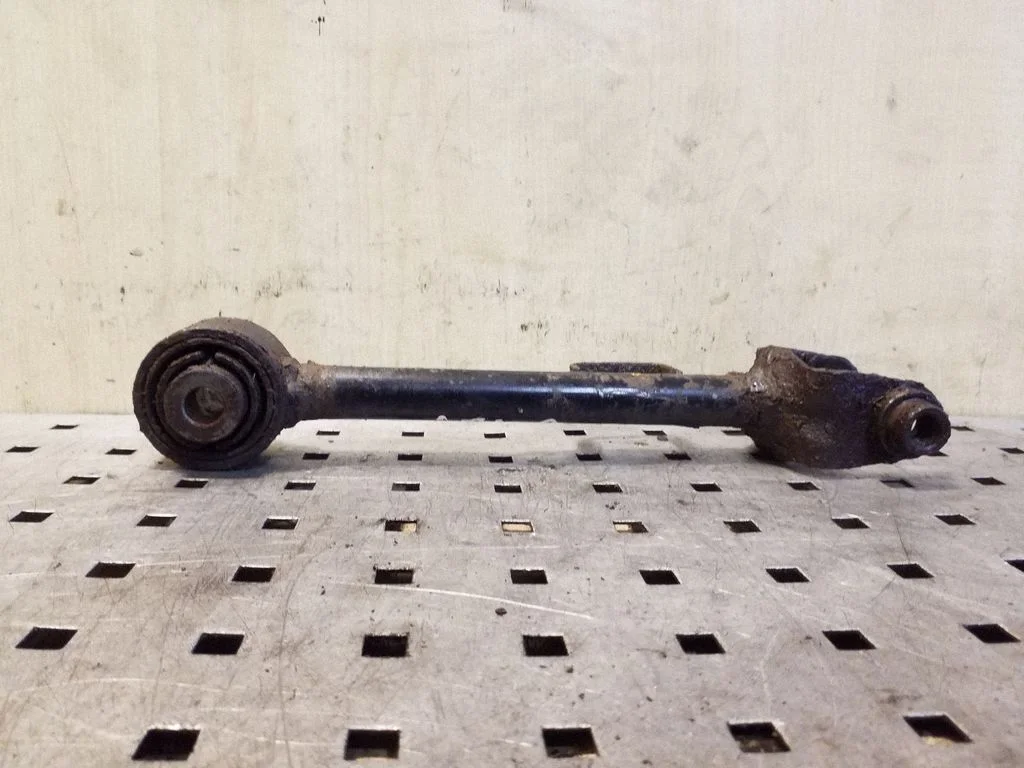 Rear control arm – right
