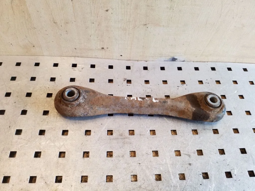 Rear control arm – rear left