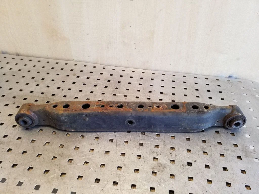 Rear control arm – right