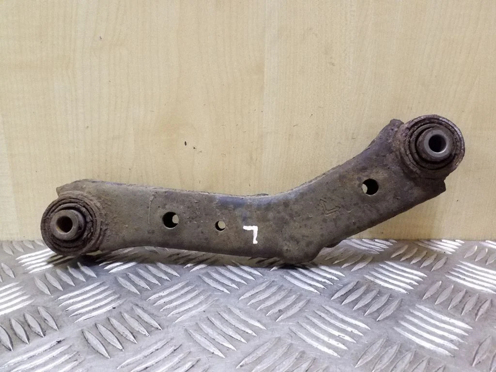 Rear control arm – left