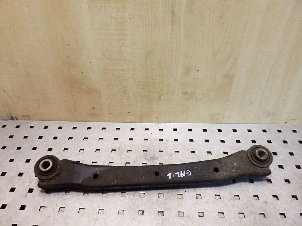 Rear control arm – left