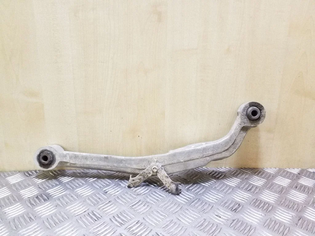 Rear control arm – left