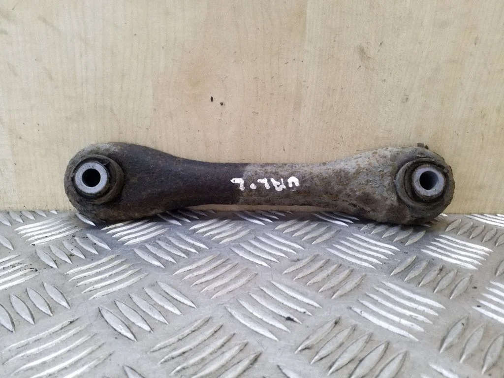 Rear control arm – left