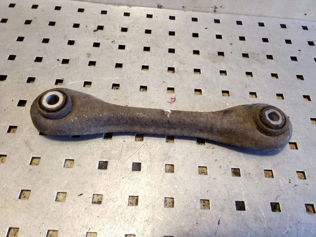 Rear control arm – left